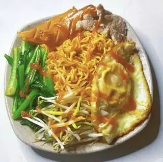 Hình ảnh mì trộn trứng xúc xích 