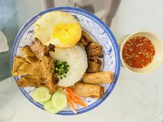 Hình ảnh Cơm thịt xiên đặc biệt + canh súp