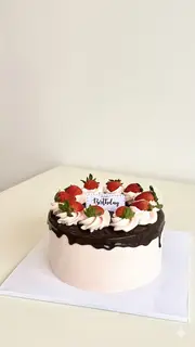 Hình ảnh Bánh kem sinh nhật Socola chảy mix dâu tươi - size 16cm