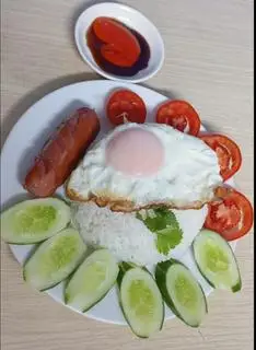 Hình ảnh cơm xúc xích trứng ốp la ♥️(1)