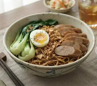Hình ảnh Mì trộn xúc xích