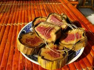 Hình ảnh Bánh tét nhân chuối mật