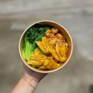 Hình ảnh Mì trộn hoành thánh chiên