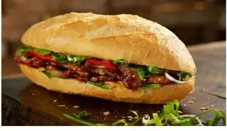 Hình ảnh Bánh mỳ cá lục nướng