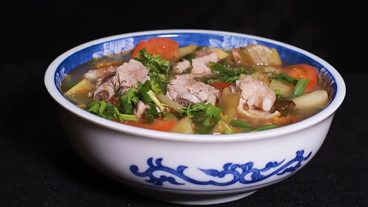 Hình ảnh Cơm canh sườn non hầm cải chua