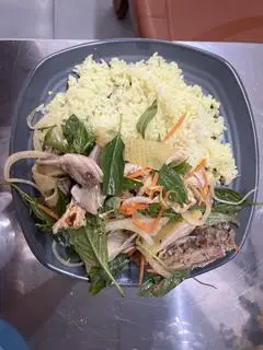 Hình ảnh cơm gà xé trộn kèm canh súp