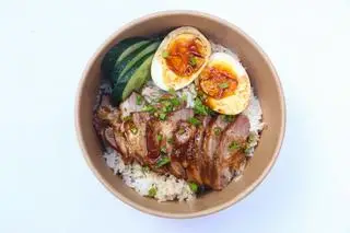 Hình ảnh Cơm xá xíu và trứng ngâm