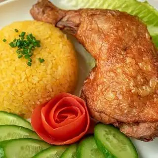 Hình ảnh combo cơm gà xối mỡ đùi gốc tư + nước ( ngọt hoặc trà tắc hoặc sữa đậu nành )