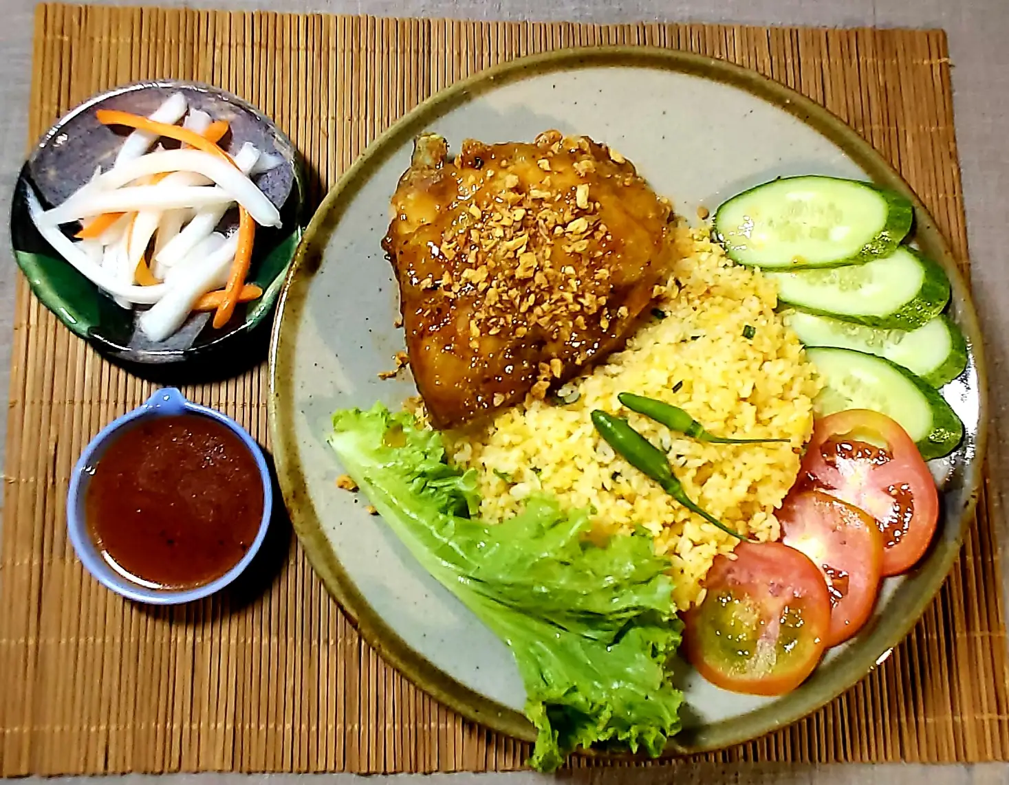 Hình ảnh Cơm Gà Xối Mỡ Má Đùi - Mắm Tỏi 