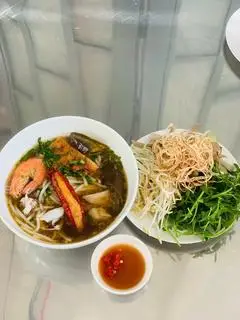 Hình ảnh Bún mắm tôm, heo quay, chả cá, mực