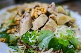 Hình ảnh nữa con gà kèm cháo gỏi