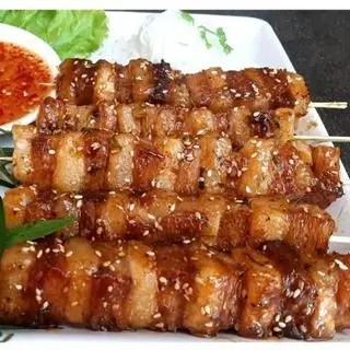 Hình ảnh cơm thập cẩm+ xiên que sốt đậm vị