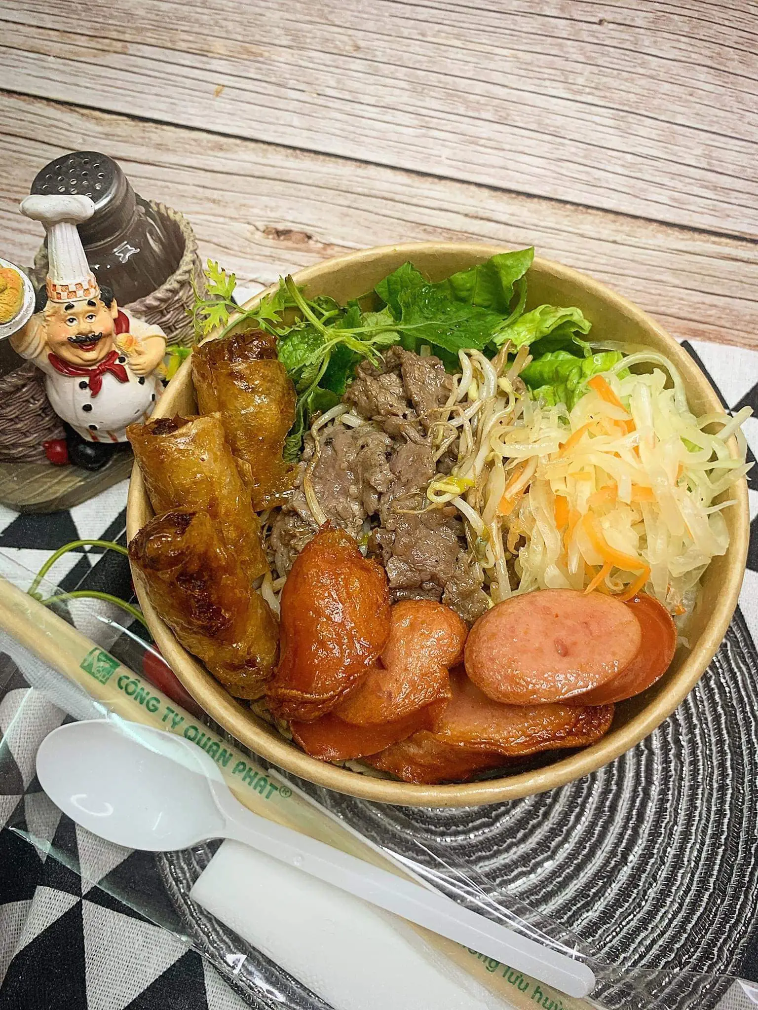 Hình ảnh Bún trộn đặc biệt xúc xích