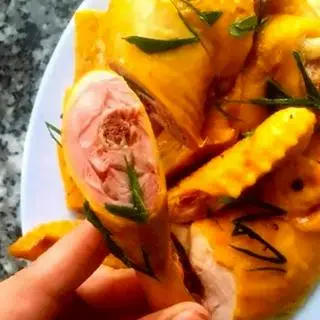 Hình ảnh 1/2 con gà ủ muối hoa tiêu - hâm nóng