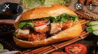 Hình ảnh Bánh mì heo quay da giòn