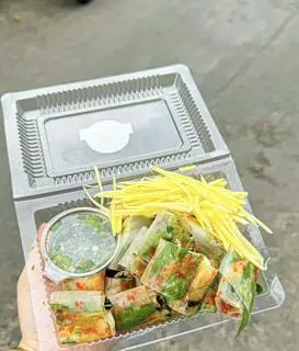 Hình ảnh Bánh tráng phơi sương cuốn trứng lòng đào