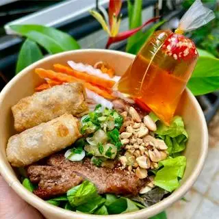 Hình ảnh Bún trộn thịt nướng ,chả giò