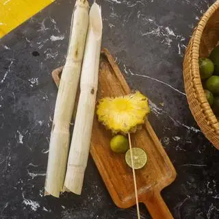 Hình ảnh Mía ép với thơm, chanh - Sugar mixed with pineapple,  lime.