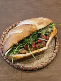 Hình ảnh Bánh mì cá mòi chay