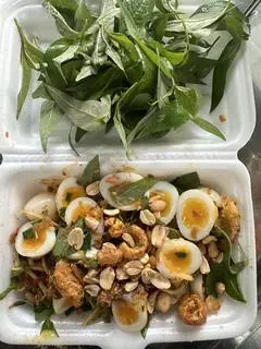 Hình ảnh Da Heo Trứng Cút Trộn Full Topping 