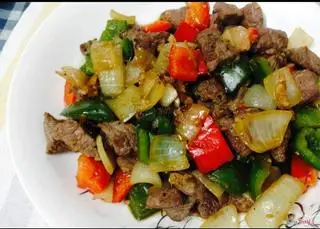 Hình ảnh Cơm chiên bò xào ớt chuông + coca chai