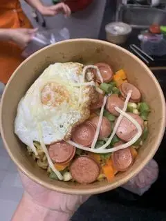 Hình ảnh mì trộn trứng ốp La xúc xích(cay hoặc ko cay)