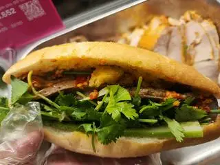 Hình ảnh Bánh mì thịt nướng - chả bò