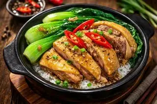 Hình ảnh Cơm gà kho nấm (gà ta chạy bộ nuôi ngô)