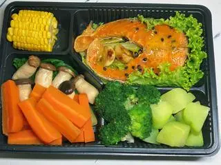 Hình ảnh Cá hồi sốt chanh dây rau củ