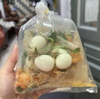 Hình ảnh Bánh tráng phơi sương trộn sate tỏi phi