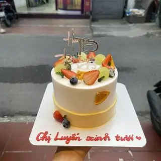 Hình ảnh bánh 12cm chân vàng đi viền hoa quả trên mặt ( 3-4 người ăn)