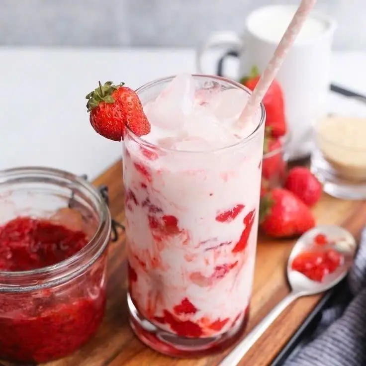 Hình ảnh Sữa Chua Lắc Dâu Tây