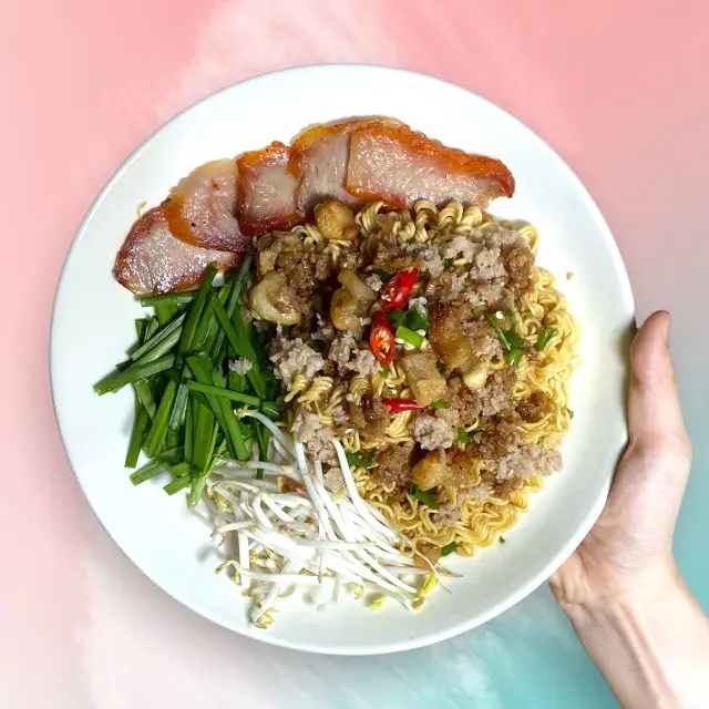 Hình ảnh Mì gói xá xíu thịt bằm khè sốt sate cay