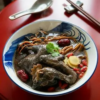 Hình ảnh Gà ác tiềm sâm 