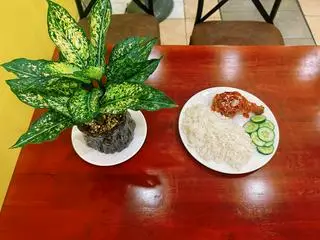 Hình ảnh Cơm Đùi Gà chiên ( Chọn sốt) + Trà Tắc 
