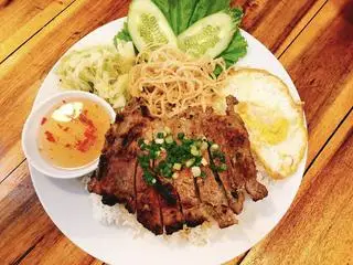 Hình ảnh Cơm sườn nướng trứng ốp bì chạo
