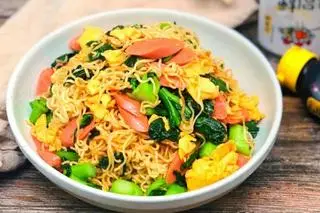 Hình ảnh mỳ xào xúc sích 