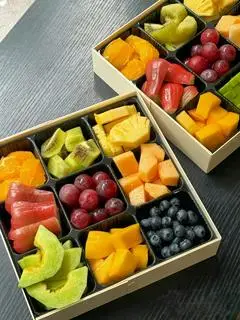 Hình ảnh hộp 9 ngăn (mận/nho đen/dứa/dưa lưới/vq/cam/kiwi/đào)