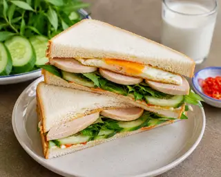 Hình ảnh bánh mì sandwich ( 2 bánh + chả lụa ngon )