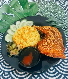 Hình ảnh Cơm gà cháy tỏi góc tư