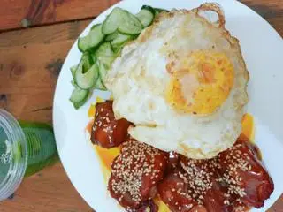 Hình ảnh Combo cơm sườn sốt cay Hàn Quốc và 1 ly nước (nước chanh/trà chanh/nước quất/trà quất/trà đào)