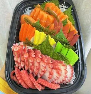 Hình ảnh Combo 200gr Cá Hồi, 200gr Bạch Tuộc, 100gr Cá Trích Ép Trứng, 8 miếng Sò Đỏ