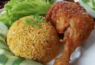 Hình ảnh Cơm Gà Chiên Sốt Mắm Tỏi