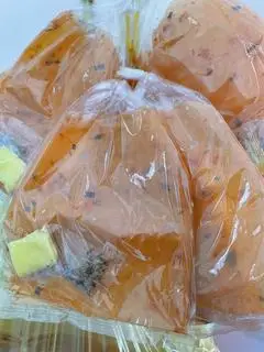 Hình ảnh 1 xâu bánh tráng cuốn bơ hành phi