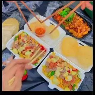 Hình ảnh combo 2 món tré trộn siêu ngon +chân gà sốt thái nhỏ  +Coca +bánh phồng 
