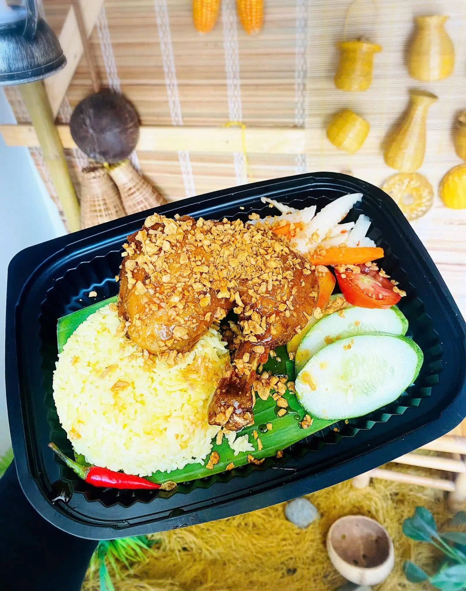 Hình ảnh Cơm đùi gà góc tư sốt mắm tỏi - kèm canh - cơm thêm