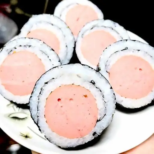 Hình ảnh Kimbap cuộn xúc xích nguyên cây