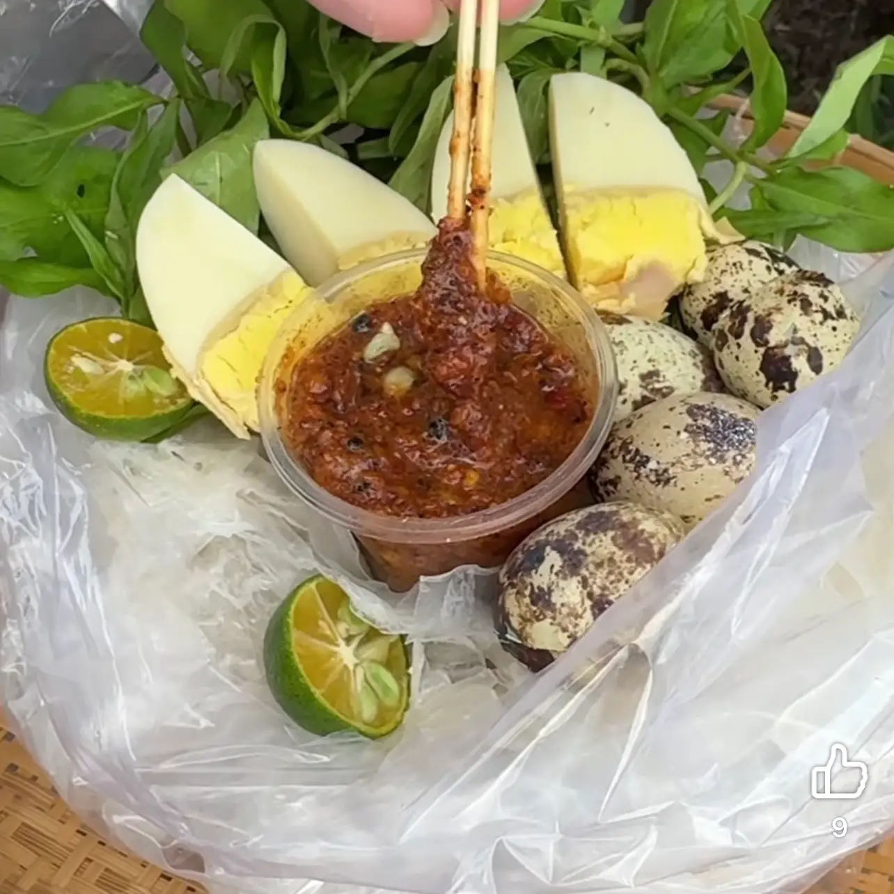 Hình ảnh Bánh Tráng Chấm Sốt + Trứng (Hủ Nhỏ)