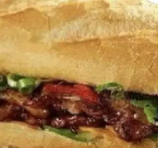 Hình ảnh Bánh mì thịt nướng ốp la với nước giải khát 