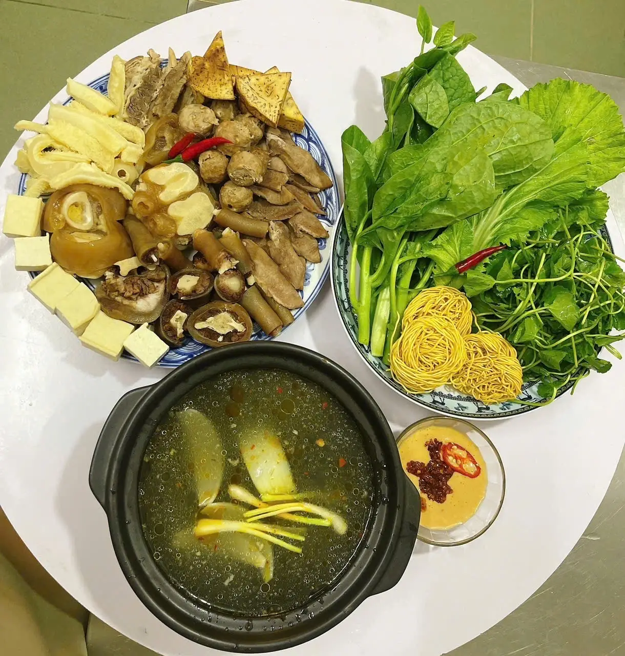 Hình ảnh Lẩu bò thập cẩm 4 người ăn